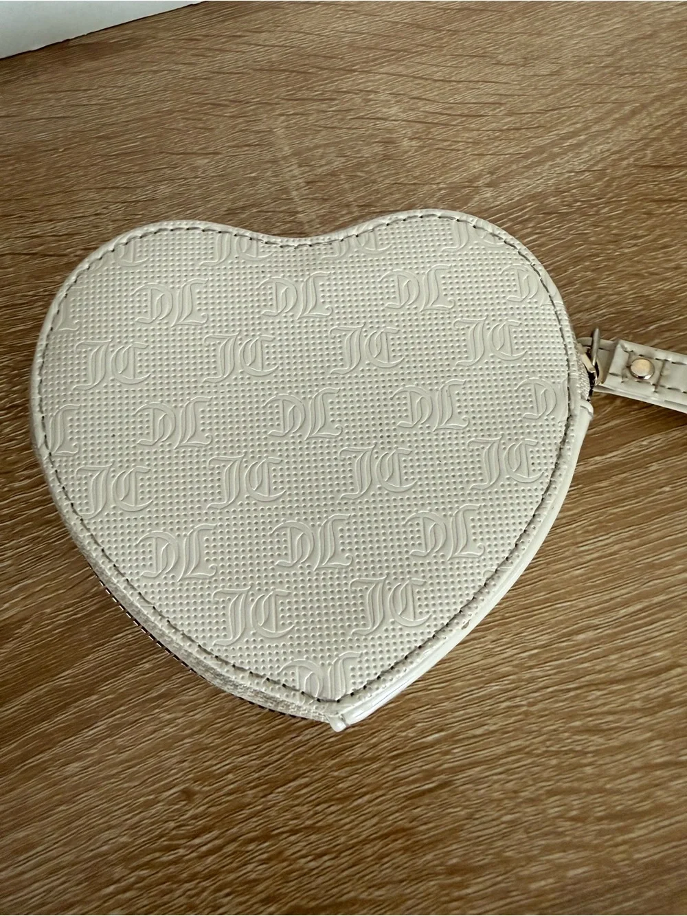 Juicy Couture Heart Zip Around Wristlet Cream/Ivory